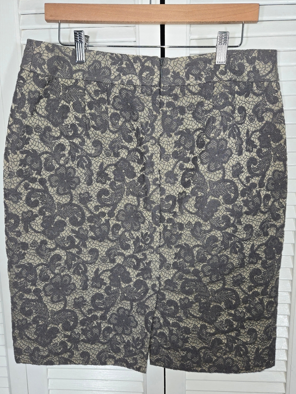 Banana Republic Gray Ivory Floral Lace Lined Zip Slit Pencil Skirt Sz 12 - Picture 4 of 4